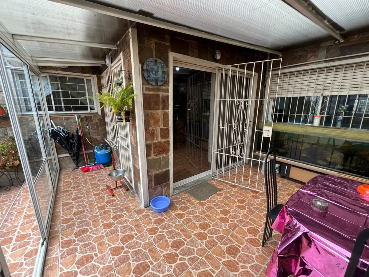 Casa ID.6657 - Venta Casa 4 Dormitorios La Blanqueada con patio y cochera
