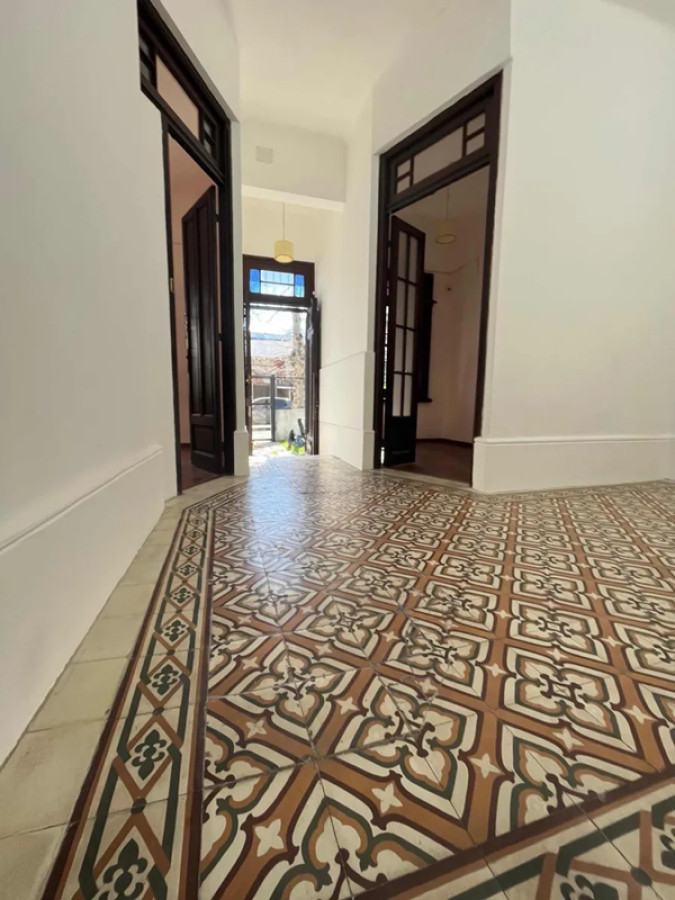 Casa ID.5232 - Venta con renta Casa 4 Dormitorios Cordon con patio y garaje