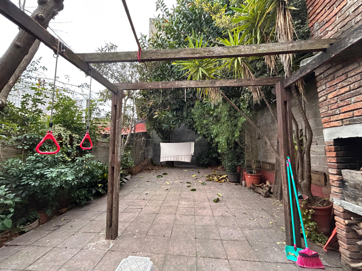 Casa ID.5004 - Venta Casa 5 Dormitorios La Blanqueada con Garaje y Patio