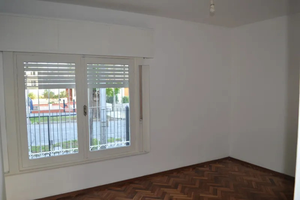 Casa ID.5934 - Alquiler Casa 2 Dormitorios Malvin con patio y cochera