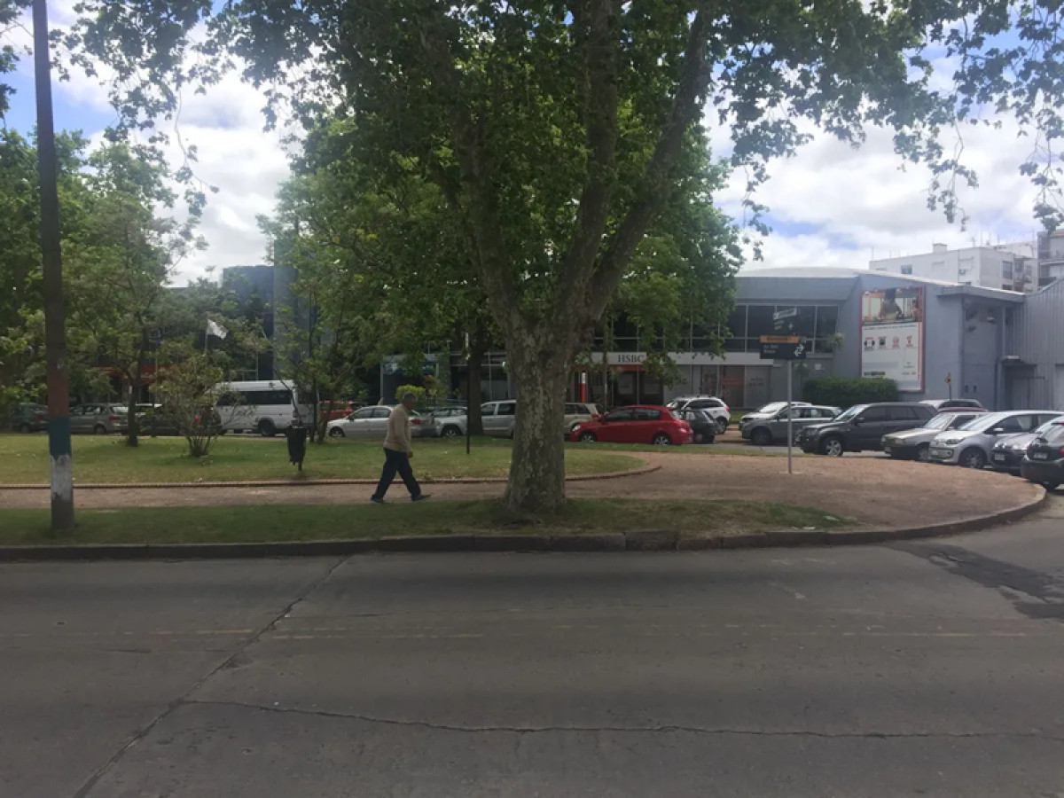 Casa ID.5265 - Venta Terreno con Casa a Reciclar Malvin Sur Inversion