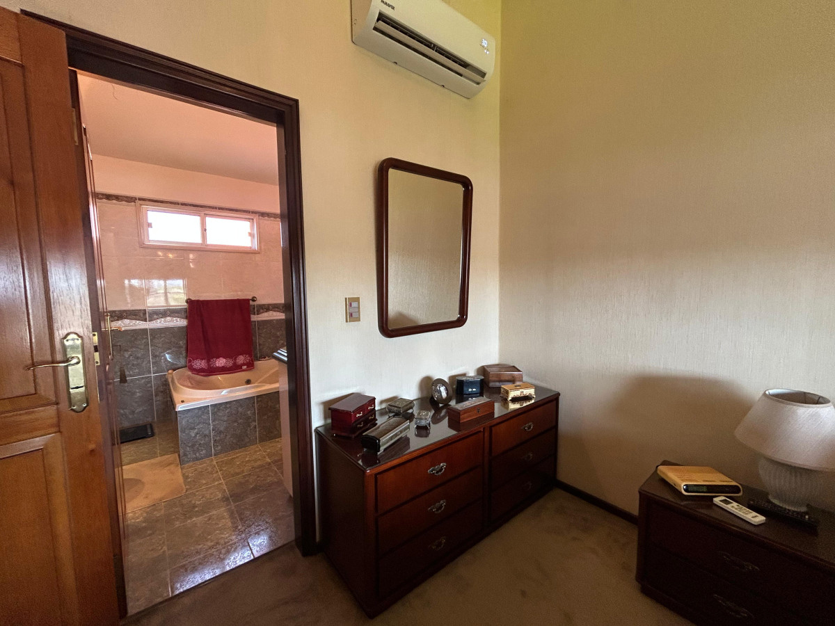 Casa ID.4896 - Venta Gran Casa 4 Dormitorios con Galpón y Piscina Colón