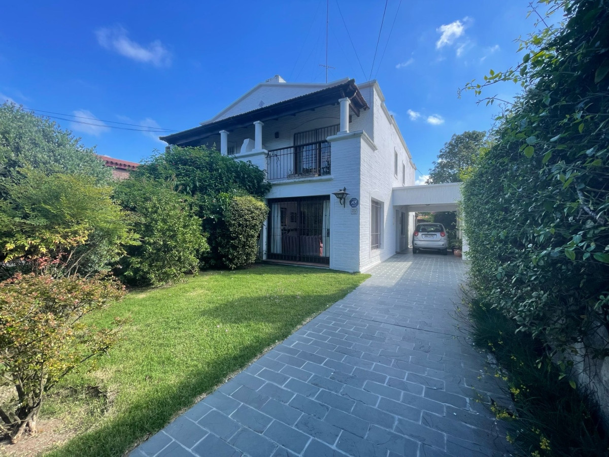 Casa ID.3180 - Venta Casa 3 Dormitorios Carrasco Norte Jardín Cochera 