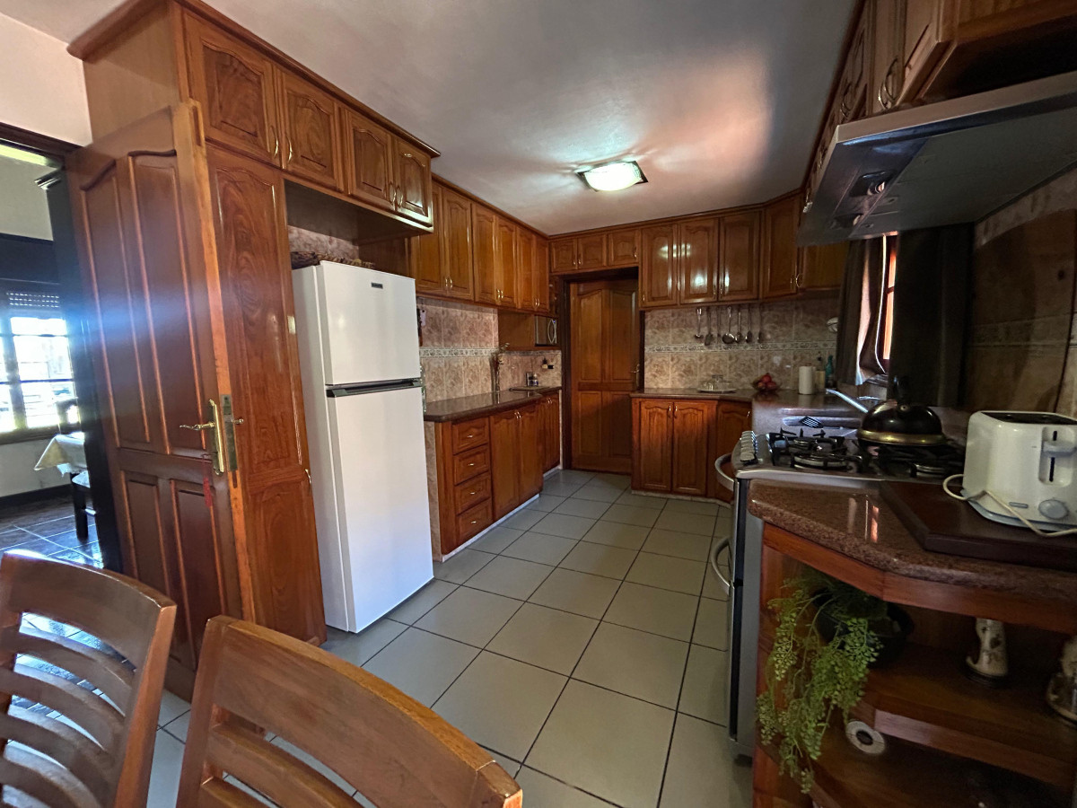 Casa ID.4896 - Venta Gran Casa 4 Dormitorios con Galpón y Piscina Colón