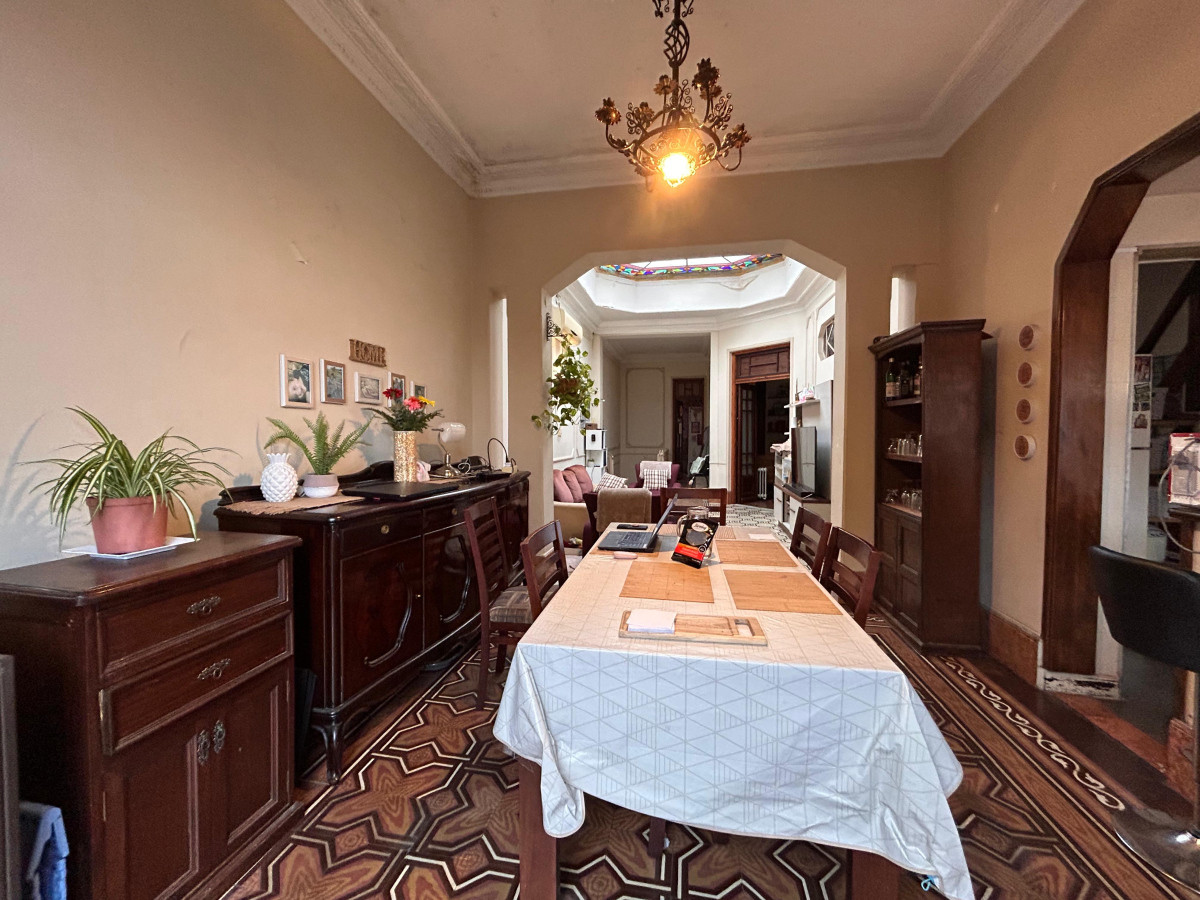 Casa ID.5004 - Venta Casa 5 Dormitorios La Blanqueada con Garaje y Patio