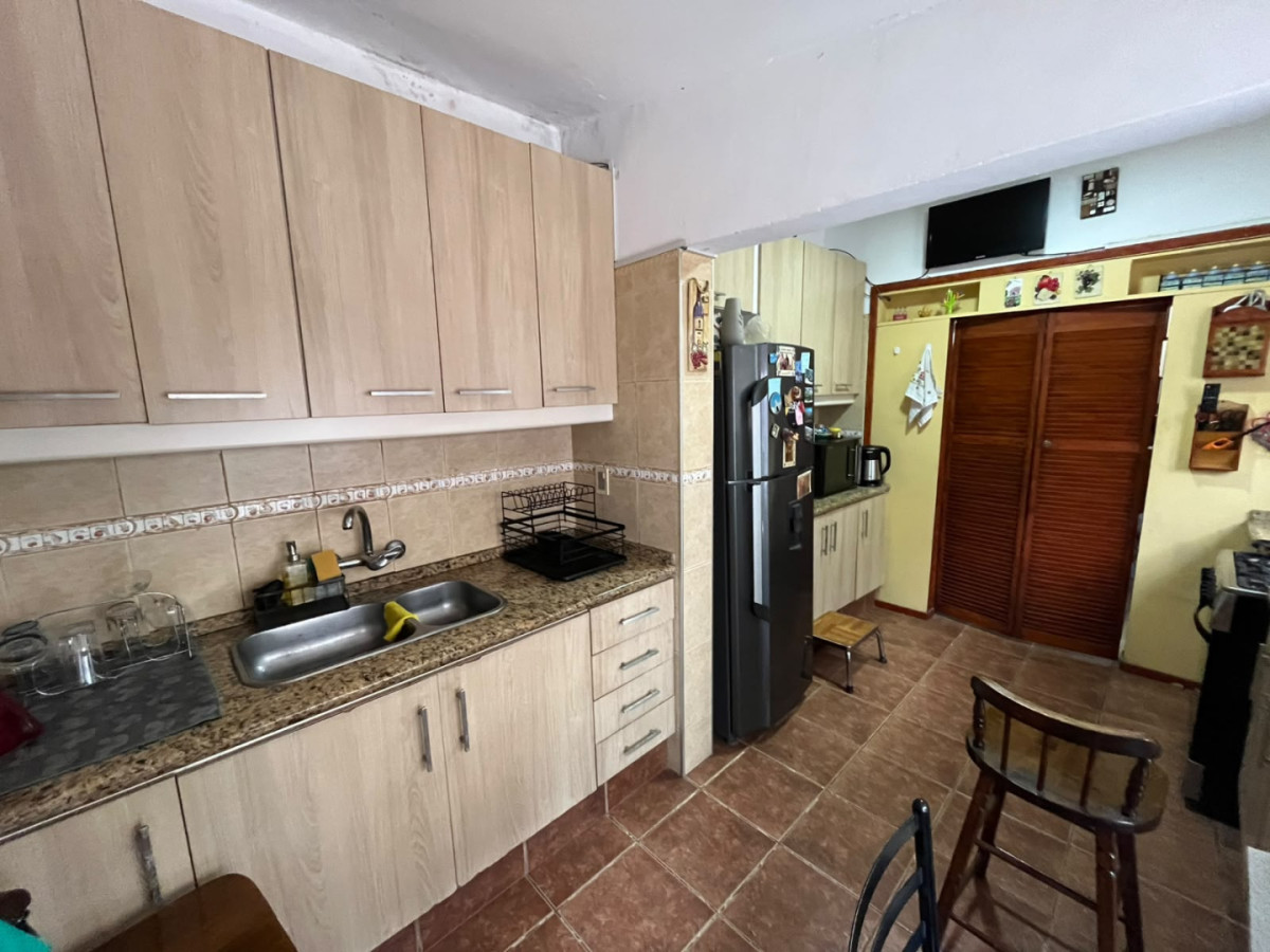 Casa ID.6657 - Venta Casa 4 Dormitorios La Blanqueada con patio y cochera