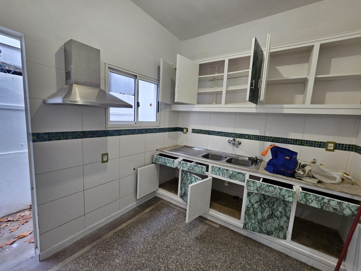 Casa ID.6202 - Venta con Renta Casa 2 Dormitorios Buceo con patio y cochera