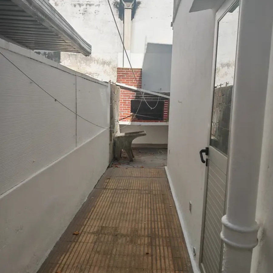 Casa ID.6202 - Venta con Renta Casa 2 Dormitorios Buceo con patio y cochera