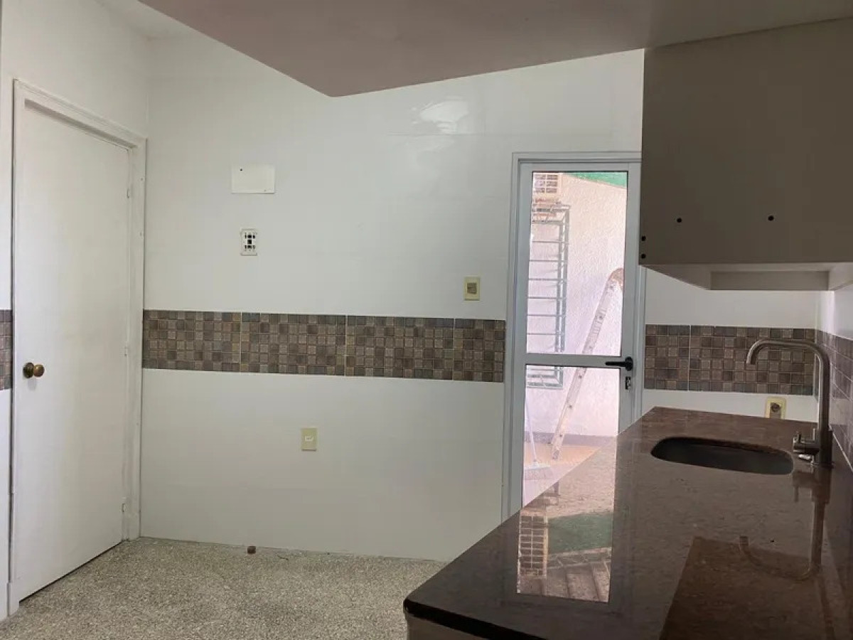 Casa ID.5934 - Alquiler Casa 2 Dormitorios Malvin con patio y cochera