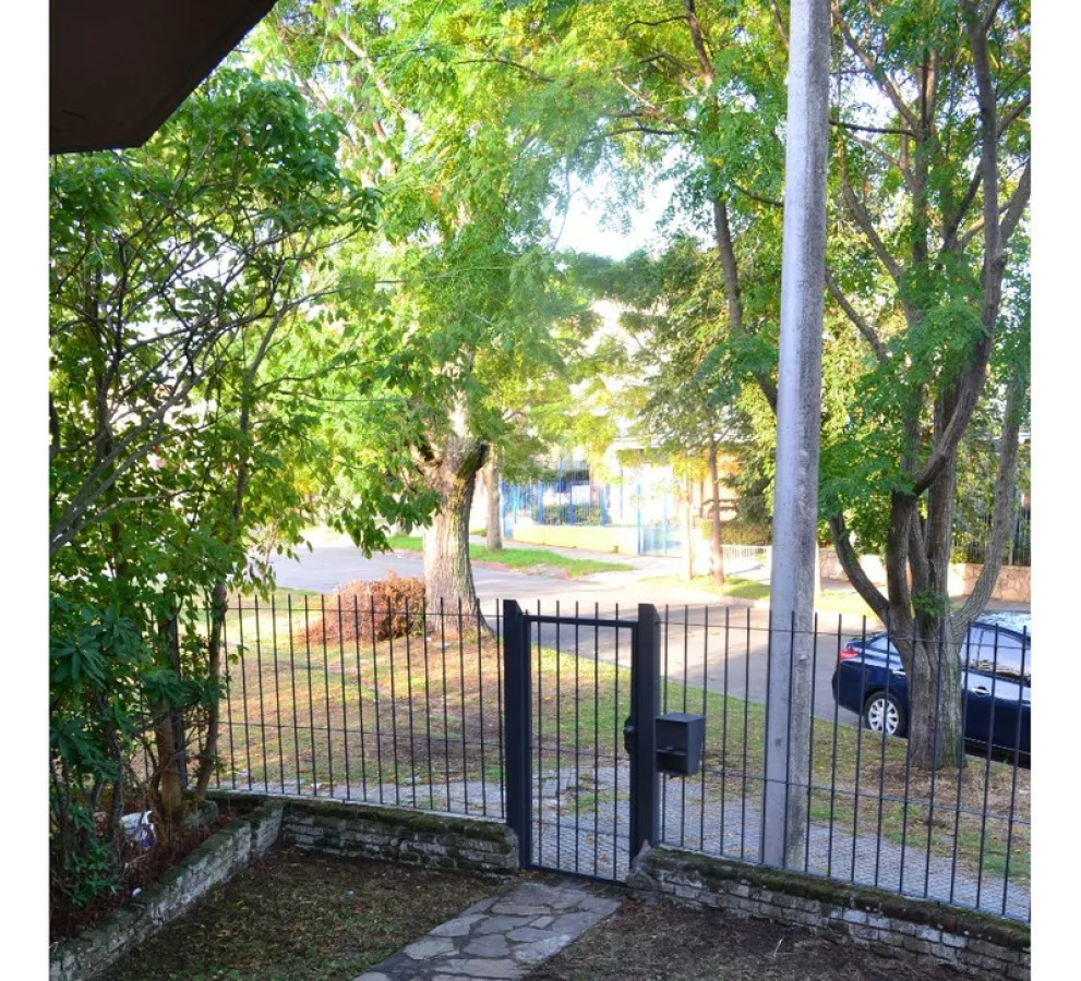 Casa ID.5934 - Alquiler Casa 2 Dormitorios Malvin con patio y cochera