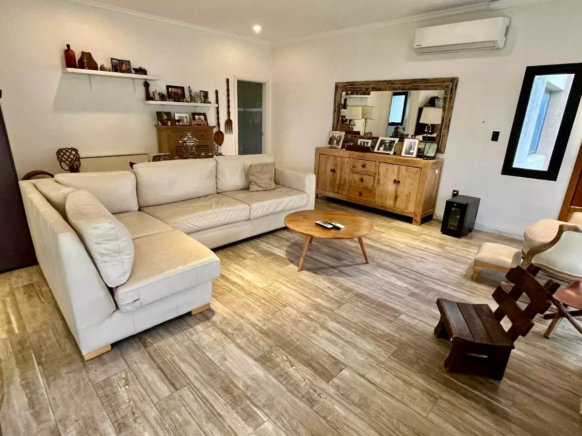 Casa ID.3972 - Venta Casa 4 Dormitorios Barrio Privado La Tahona con Piscina