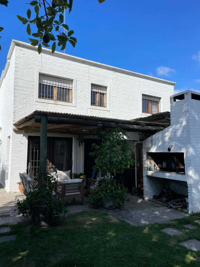 Casa ID.3180 - Venta Casa 3 Dormitorios Carrasco Norte Jardín Cochera 