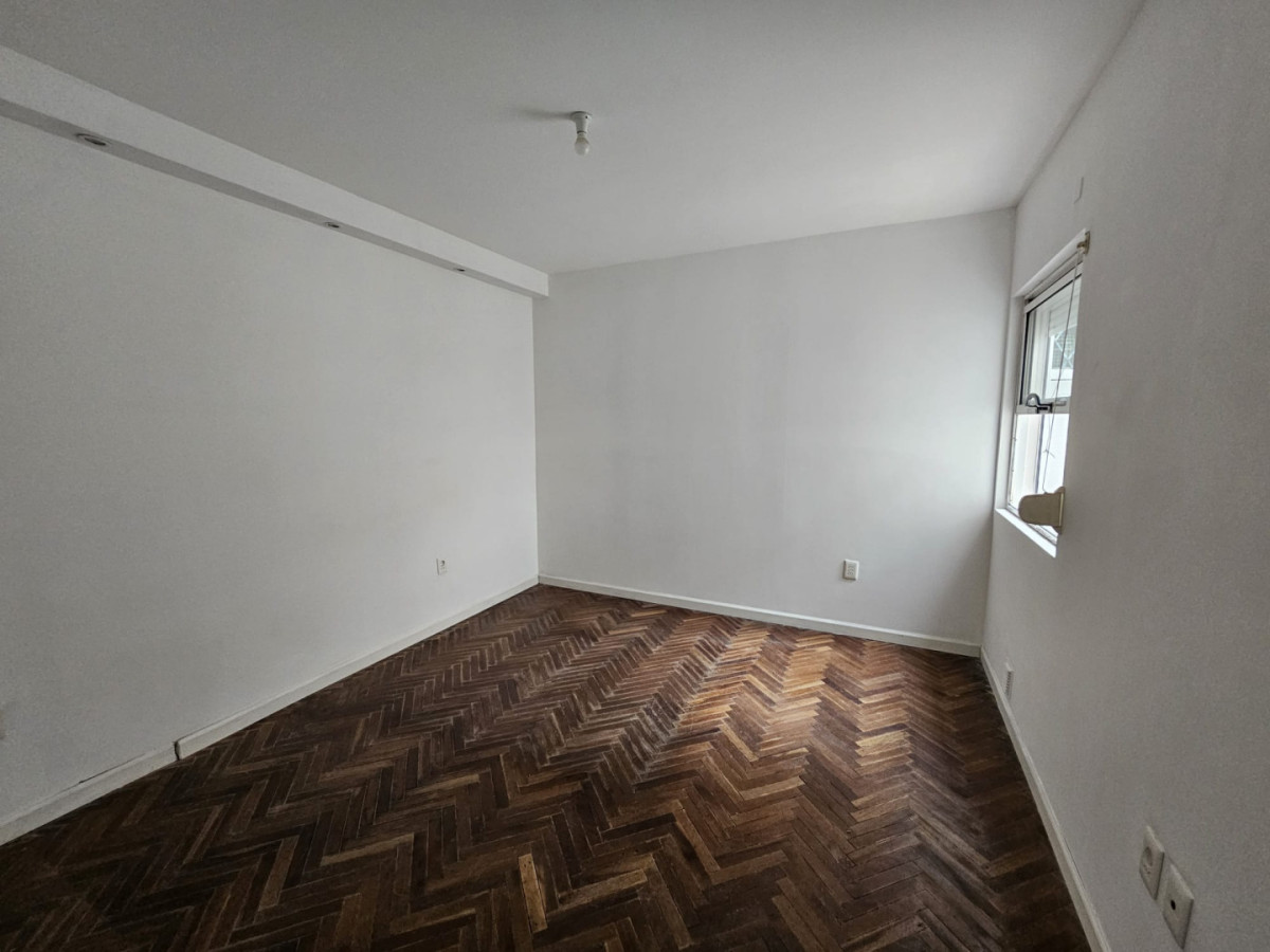 Casa ID.6202 - Venta con Renta Casa 2 Dormitorios Buceo con patio y cochera