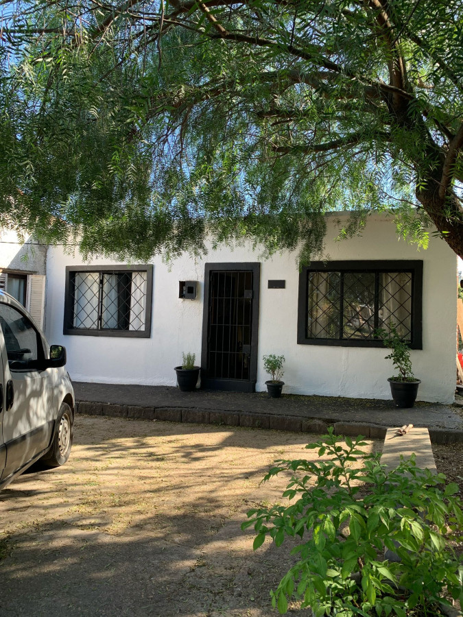 Casa ID.4809 - Venta Casa 2 Dormitorios Villa García con jardin y cochera