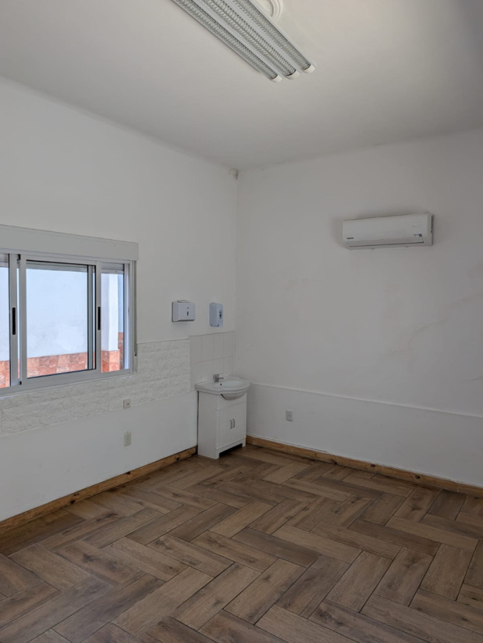 Casa ID.5946 - Alquiler o Venta Casa ideal Empresa La Blanqueada 160m2