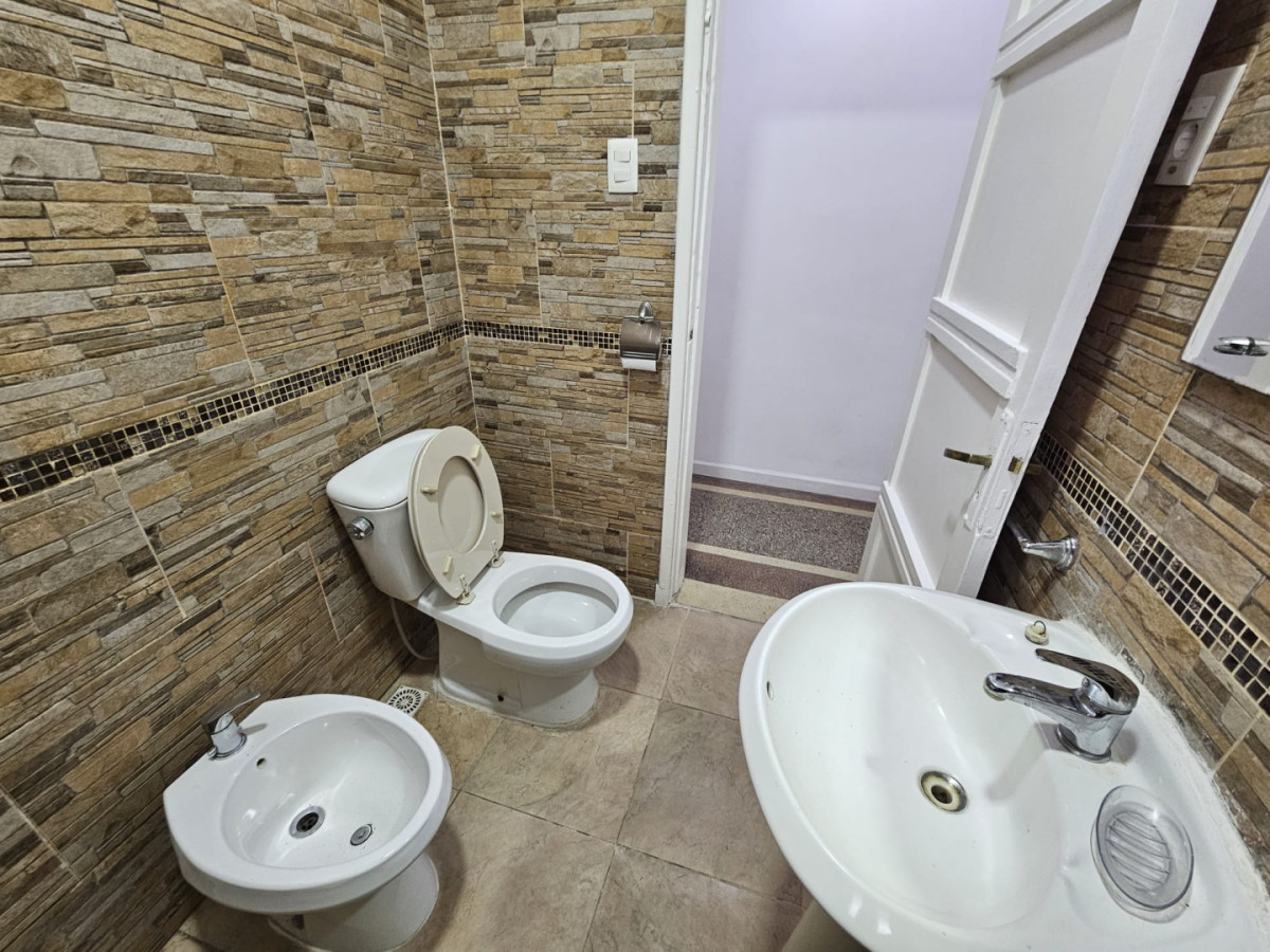 Casa ID.6202 - Venta con Renta Casa 2 Dormitorios Buceo con patio y cochera