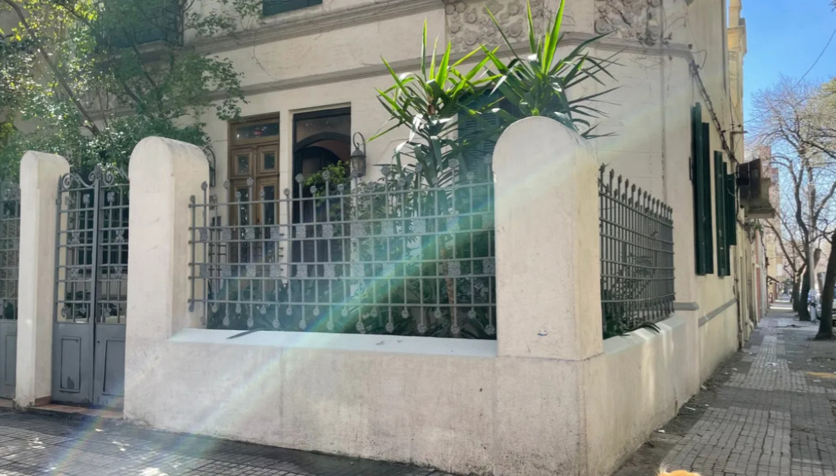 Casa ID.5545 - Venta Casa Reformada 4 Dormitorios Pocitos con Patio y Garaje