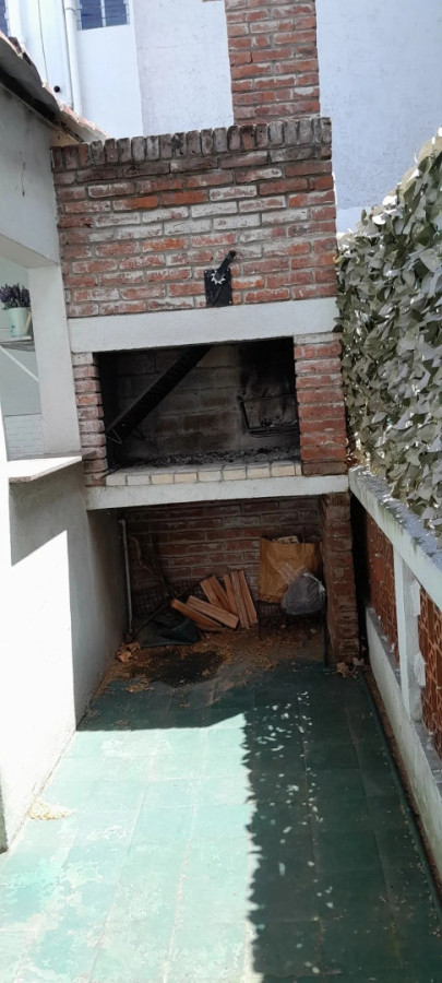 Casa ID.5639 - Venta Casa 2 Dormitorios La Comercial con terraza y garaje