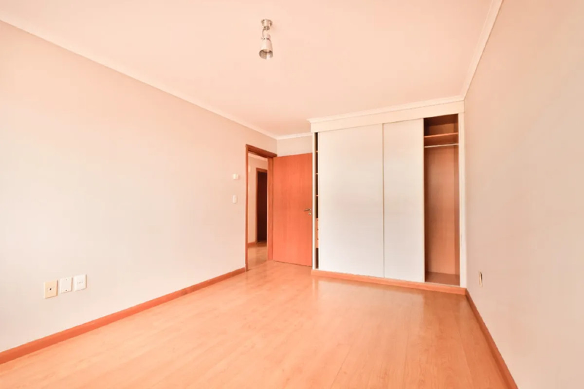 Casa ID.4673 - Venta Excelente Casa 4 Dormitorios Pocitos Garaje y Jardin