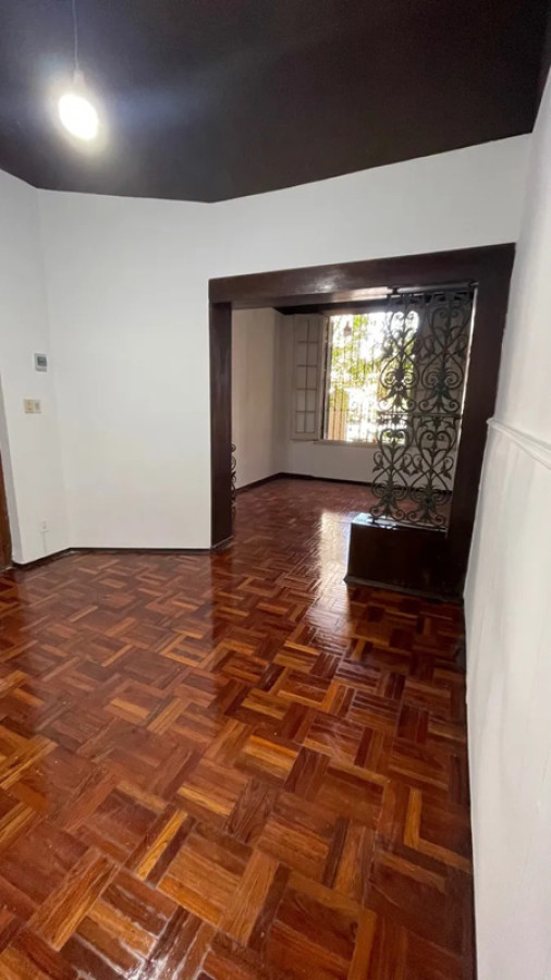 Casa ID.5545 - Venta Casa Reformada 4 Dormitorios Pocitos con Patio y Garaje
