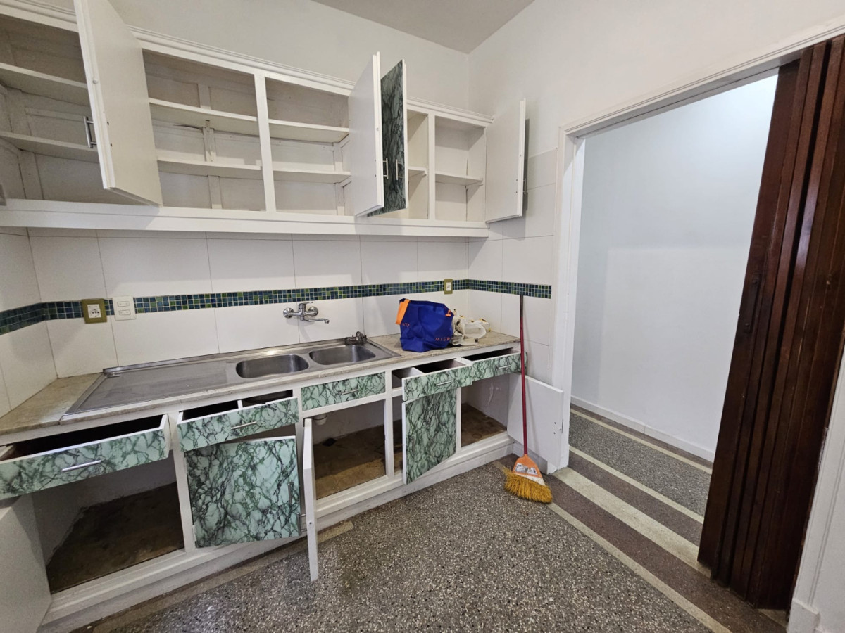 Casa ID.6202 - Venta con Renta Casa 2 Dormitorios Buceo con patio y cochera