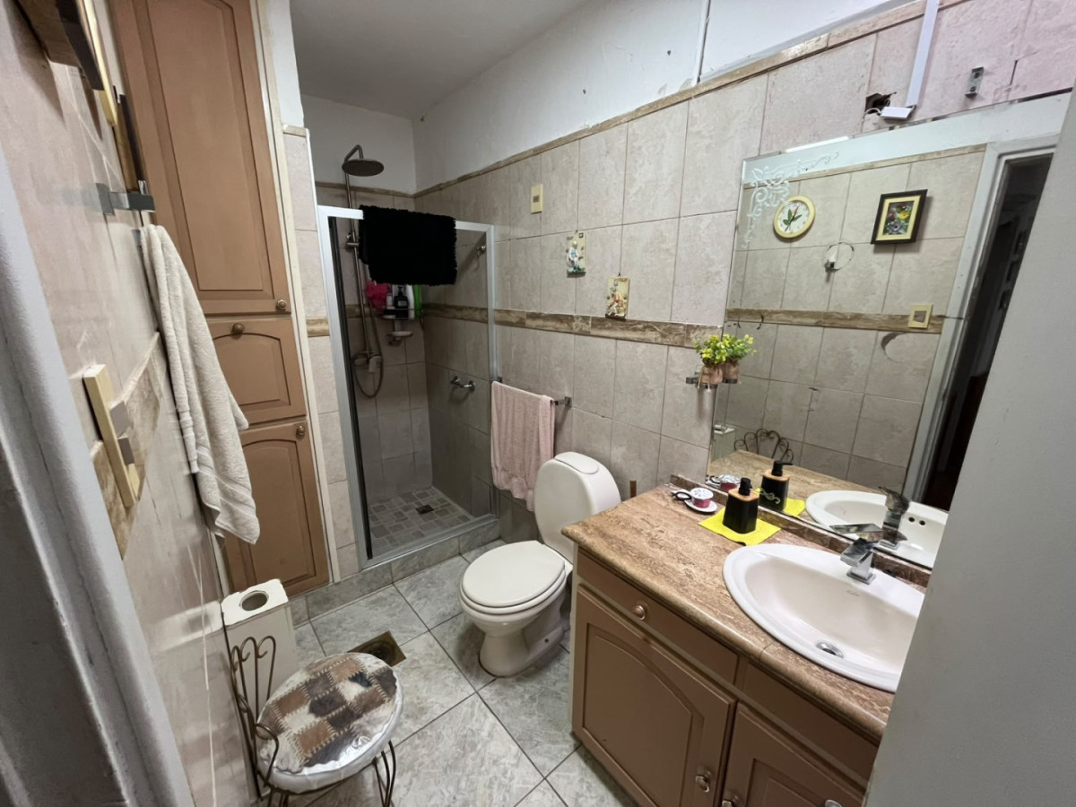 Casa ID.6657 - Venta Casa 4 Dormitorios La Blanqueada con patio y cochera