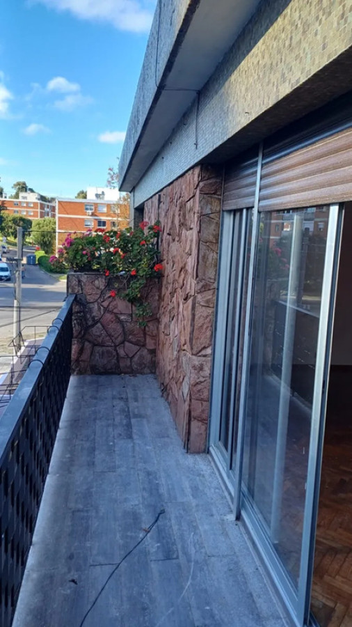 Casa ID.5345 - Venta Casa de Altos 2 Dormitorios Buceo con Balcon y Azotea