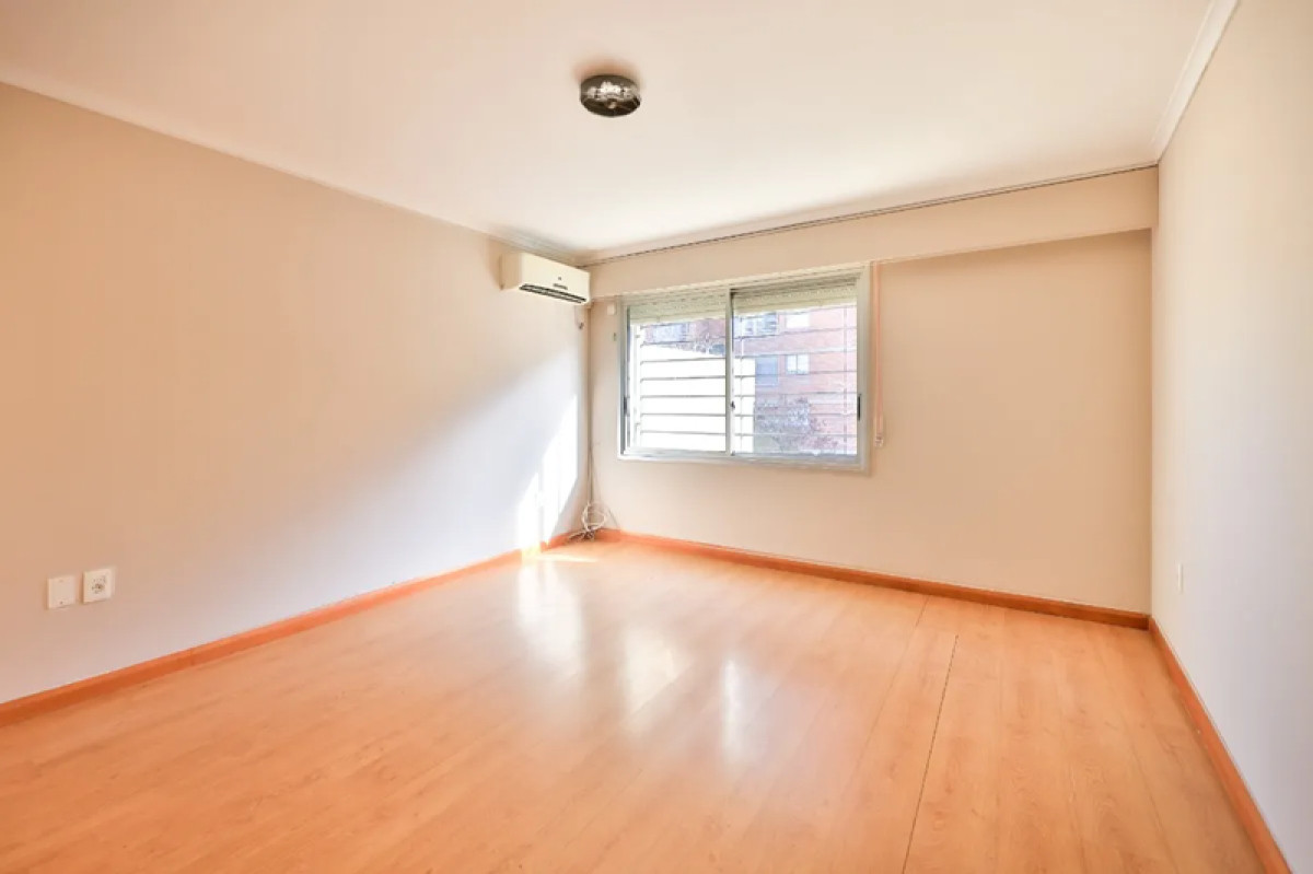 Casa ID.4673 - Venta Excelente Casa 4 Dormitorios Pocitos Garaje y Jardin