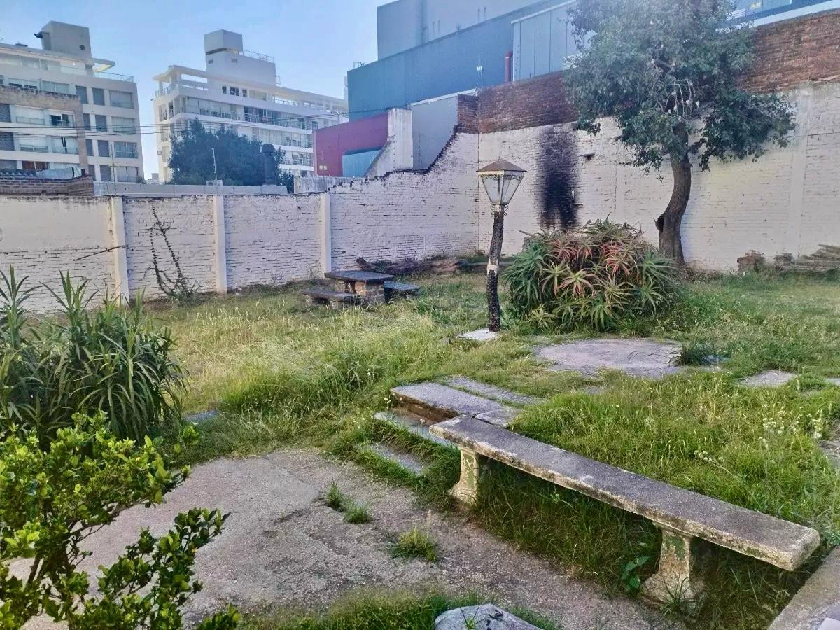 Casa ID.4502 - Venta Gran Casa 14 Dormitorios y Terreno Malvin Inversión 