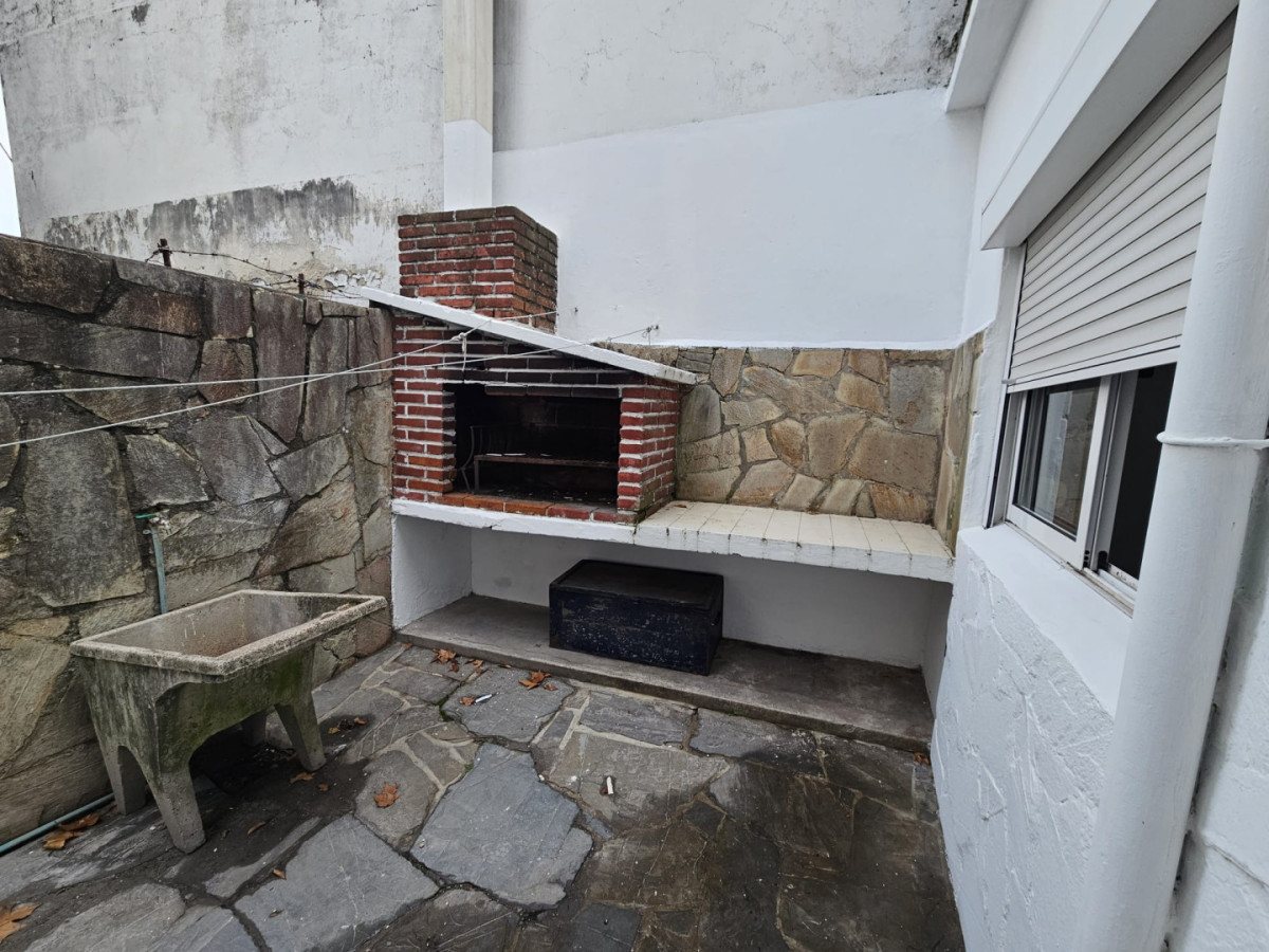 Casa ID.6202 - Venta con Renta Casa 2 Dormitorios Buceo con patio y cochera