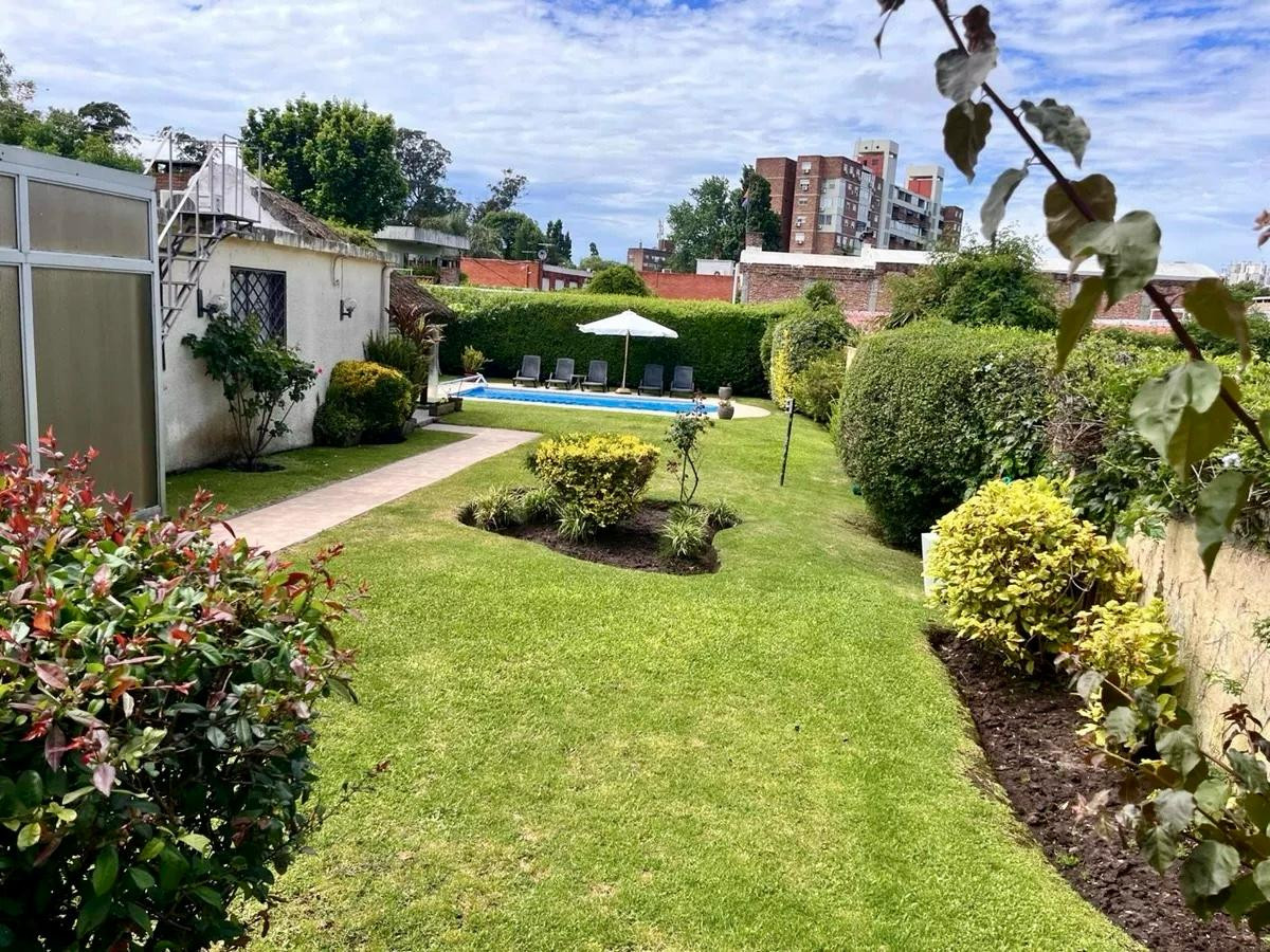 Casa ID.4588 - Venta Casa 5 Dormitorios Malvin con Piscina Barbacoa y Garaje