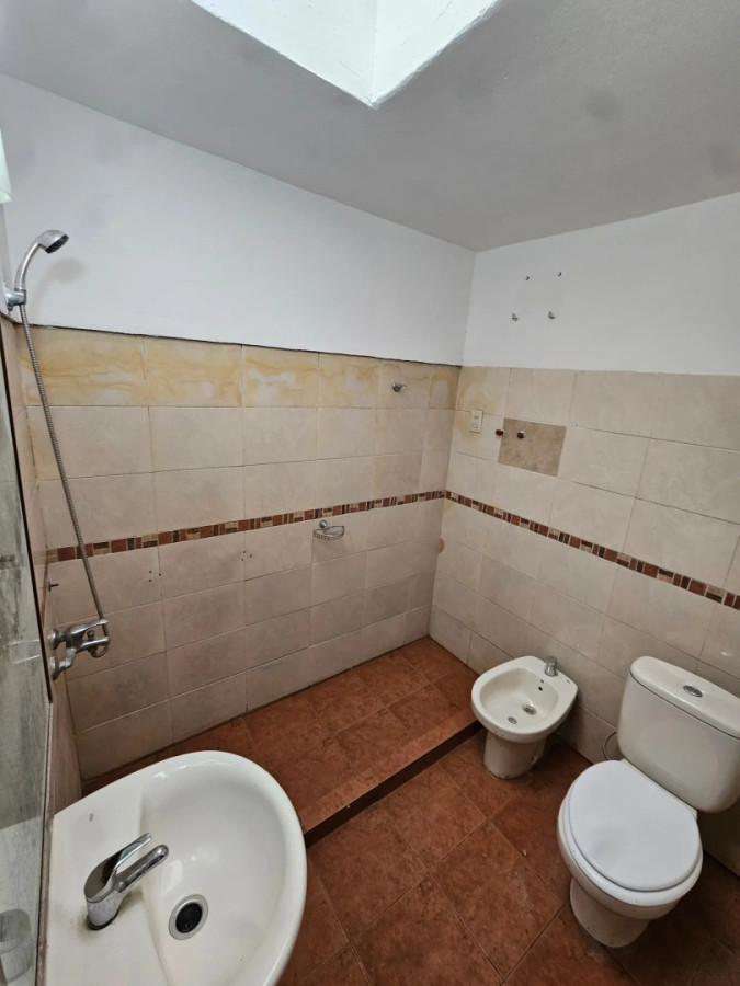 Casa ID.5631 - Alquiler Casa 2 Dormitorios Buceo con patio y cochera