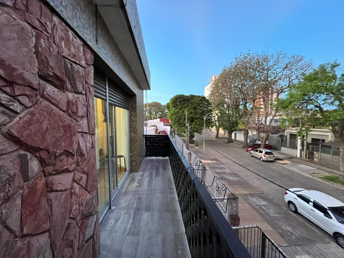 Casa ID.5345 - Venta Casa de Altos 2 Dormitorios Buceo con Balcon y Azotea