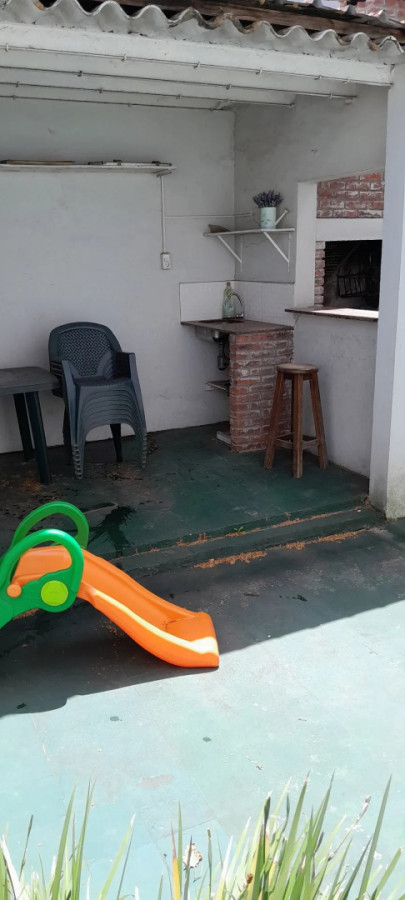 Casa ID.5639 - Venta Casa 2 Dormitorios La Comercial con terraza y garaje