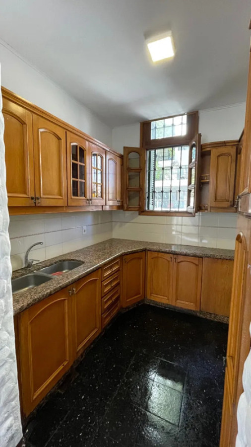 Casa ID.5545 - Venta Casa Reformada 4 Dormitorios Pocitos con Patio y Garaje