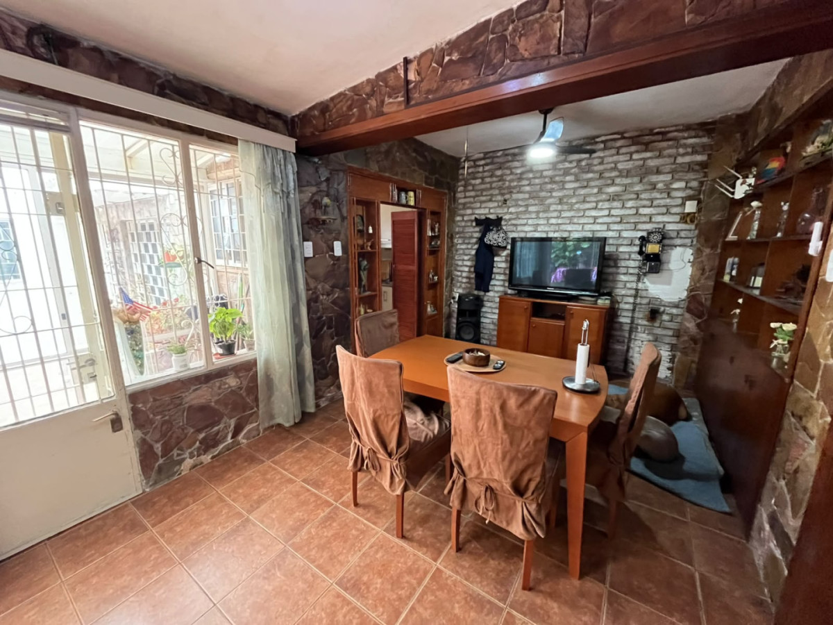 Casa ID.6657 - Venta Casa 4 Dormitorios La Blanqueada con patio y cochera