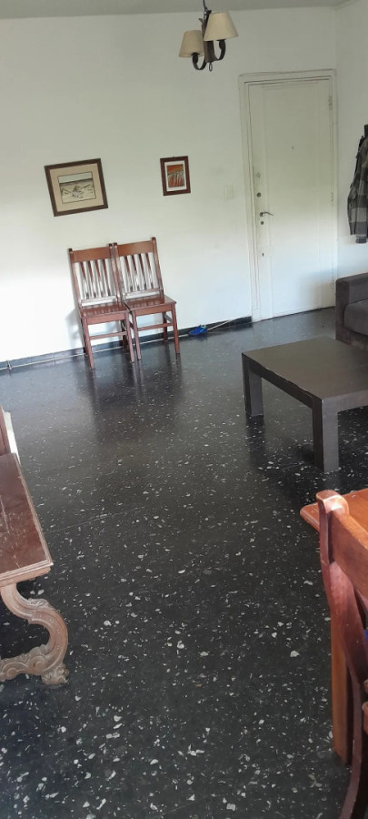 Casa ID.5639 - Venta Casa 2 Dormitorios La Comercial con terraza y garaje