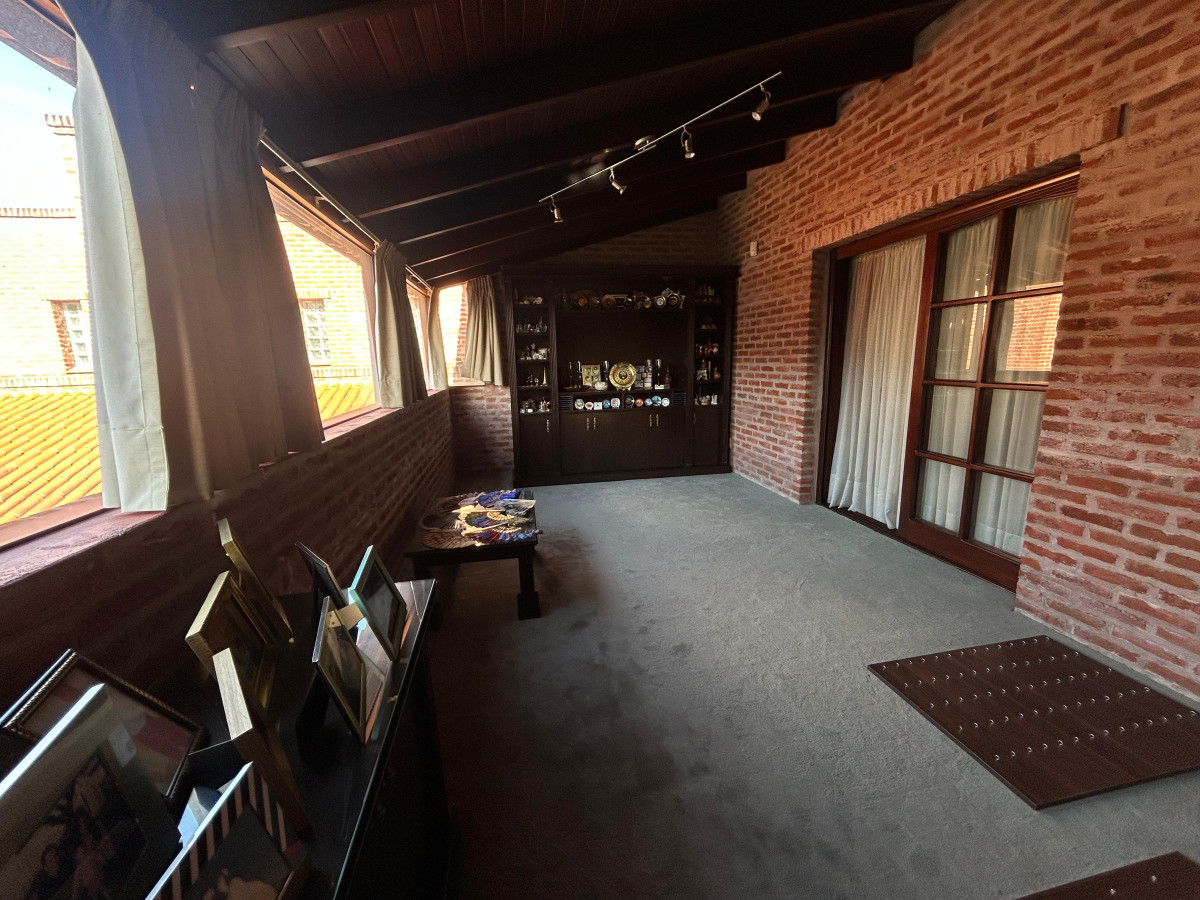 Casa ID.4896 - Venta Gran Casa 4 Dormitorios con Galpón y Piscina Colón