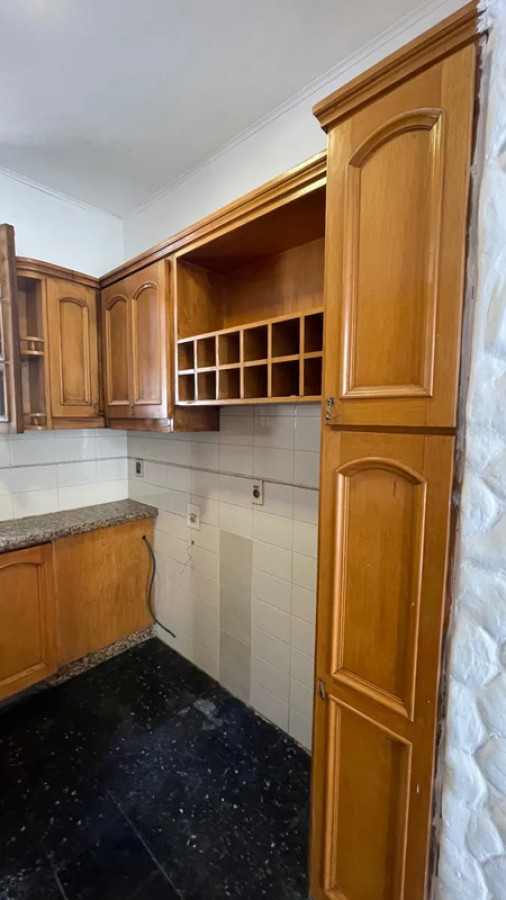 Casa ID.5545 - Venta Casa Reformada 4 Dormitorios Pocitos con Patio y Garaje