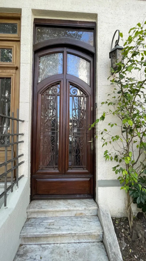 Casa ID.5545 - Venta Casa Reformada 4 Dormitorios Pocitos con Patio y Garaje