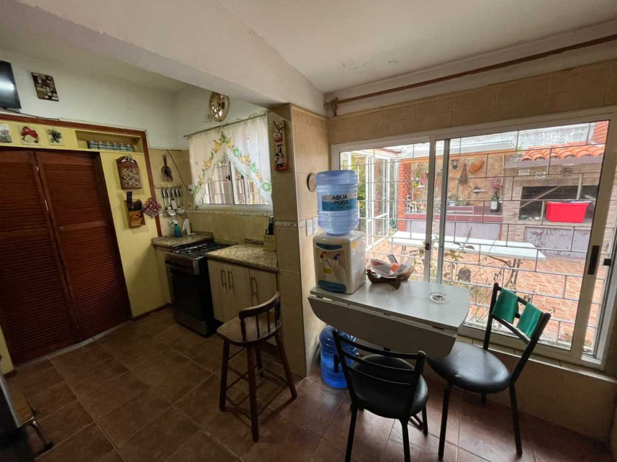Casa ID.6657 - Venta Casa 4 Dormitorios La Blanqueada con patio y cochera