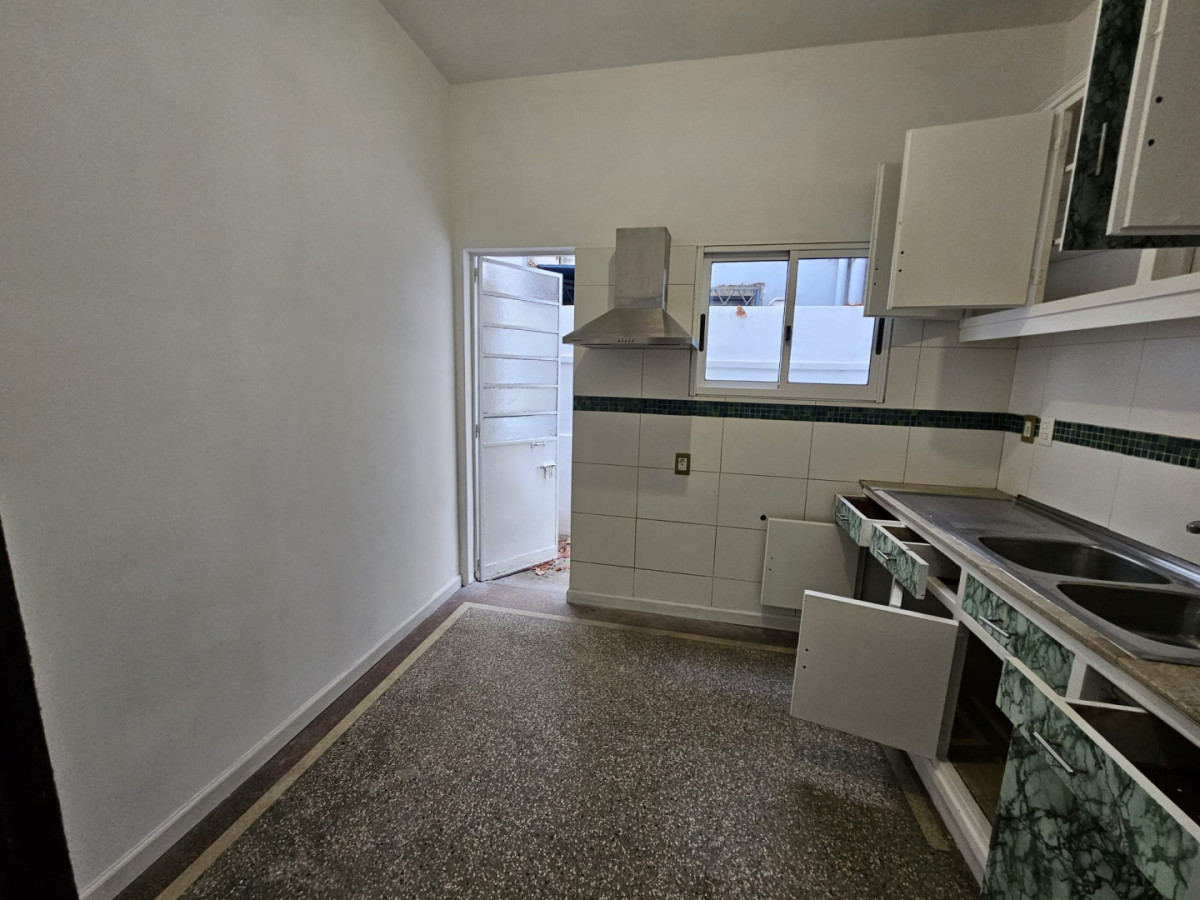 Casa ID.6202 - Venta con Renta Casa 2 Dormitorios Buceo con patio y cochera
