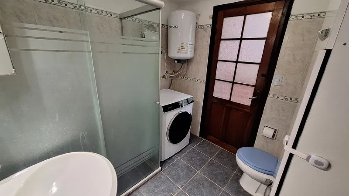 Casa ID.5676 - Venta Casa 3 Dormitorios La Comercial con patio y cochera