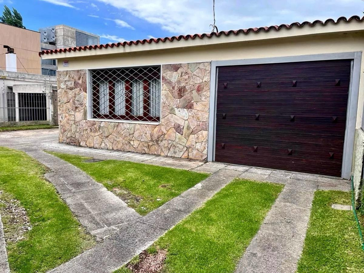 Casa ID.4588 - Venta Casa 5 Dormitorios Malvin con Piscina Barbacoa y Garaje