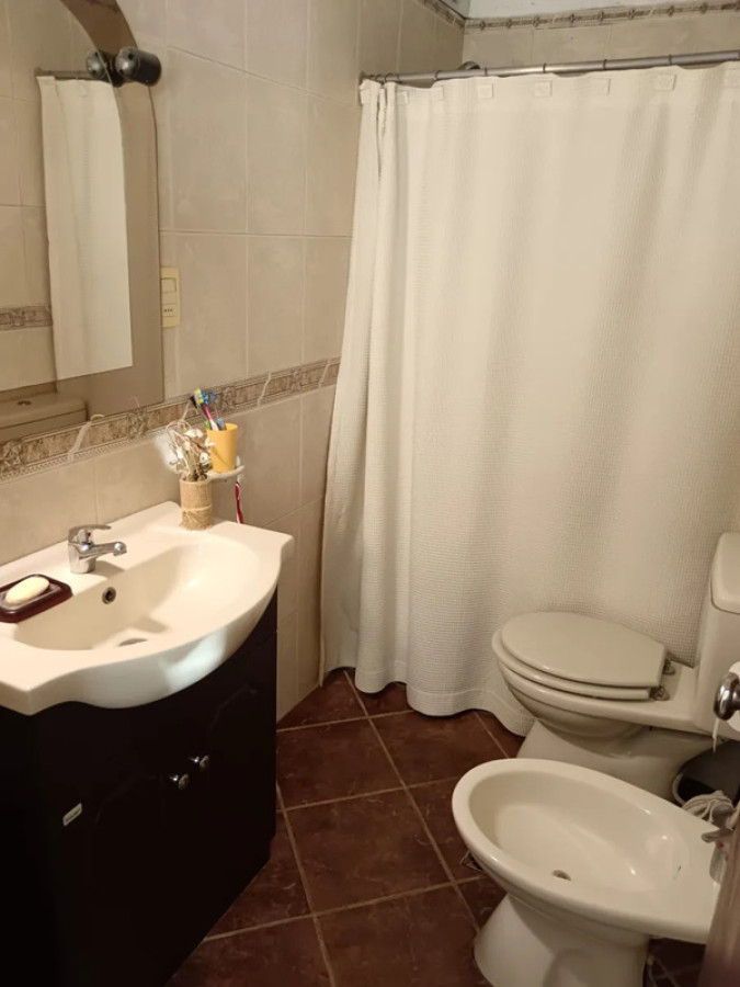 Casa ID.5763 - Venta Gran Casa Padron Unico 5 Dormitorios Cochera y Terraza