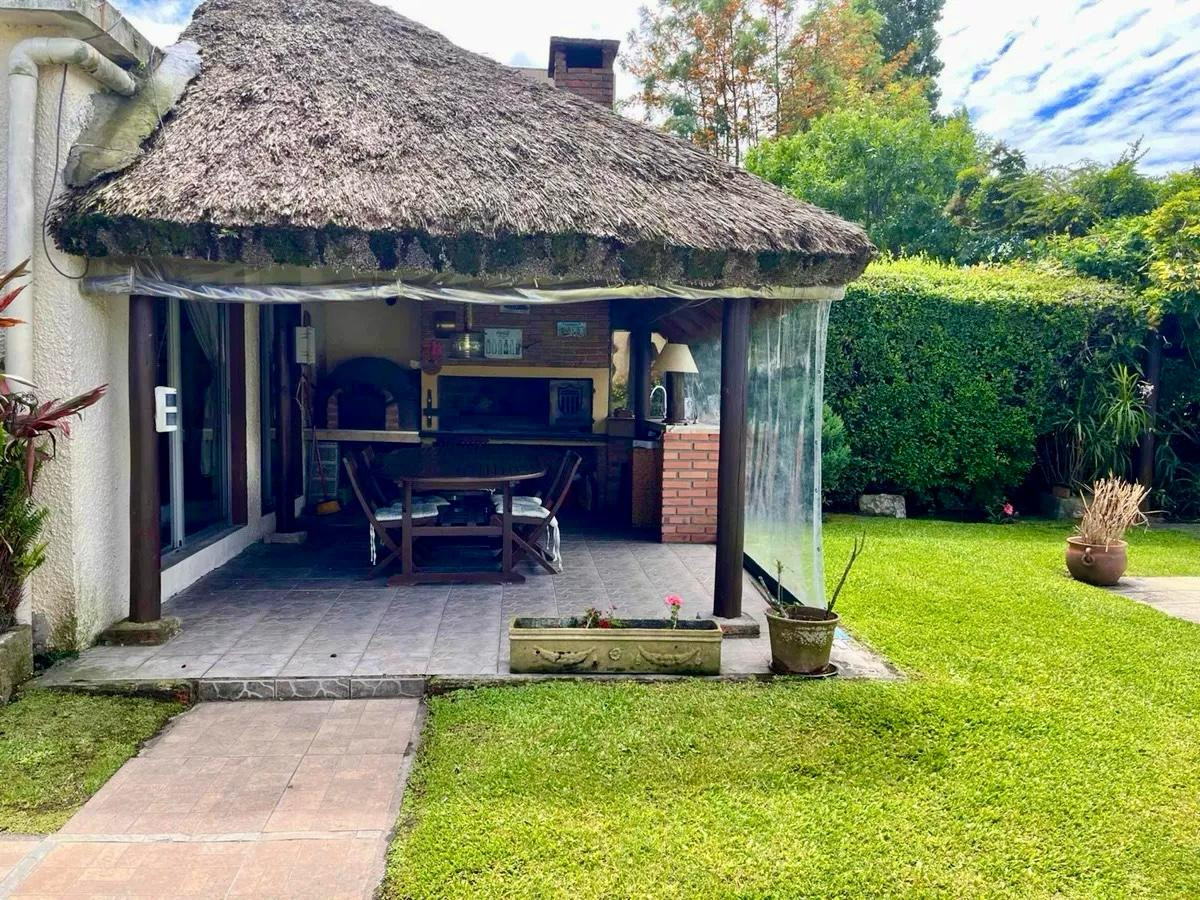 Casa ID.4588 - Venta Casa 5 Dormitorios Malvin con Piscina Barbacoa y Garaje