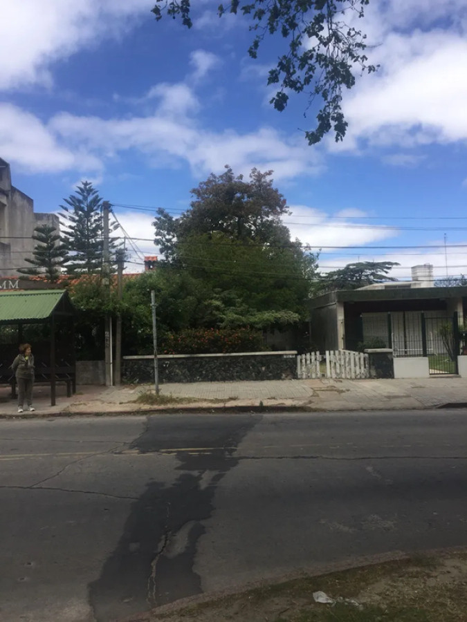 Casa ID.5265 - Venta Terreno con Casa a Reciclar Malvin Sur Inversion