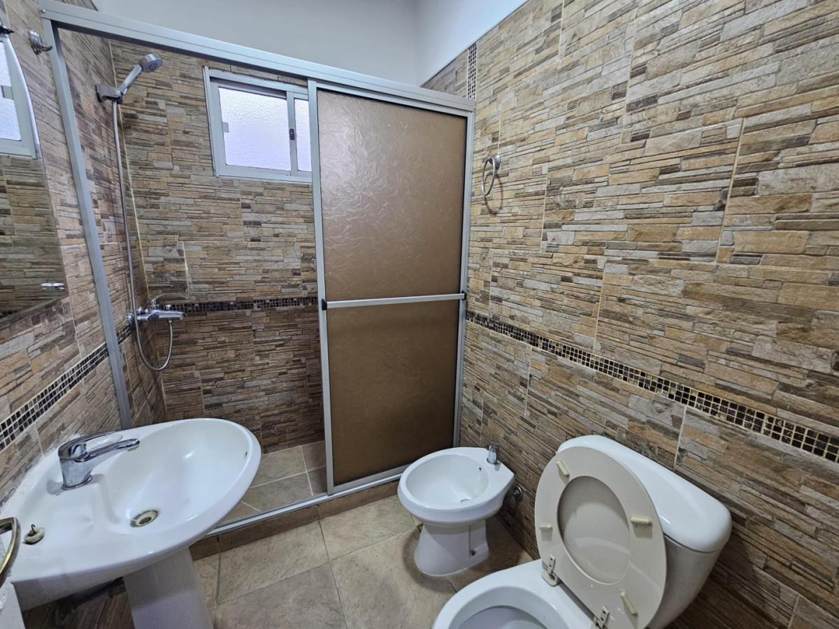 Casa ID.6202 - Venta con Renta Casa 2 Dormitorios Buceo con patio y cochera