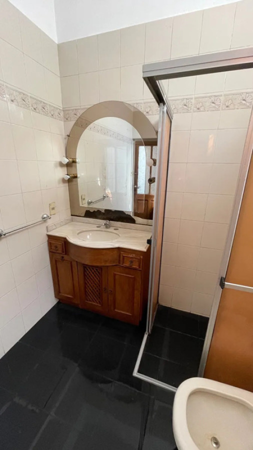 Casa ID.5545 - Venta Casa Reformada 4 Dormitorios Pocitos con Patio y Garaje
