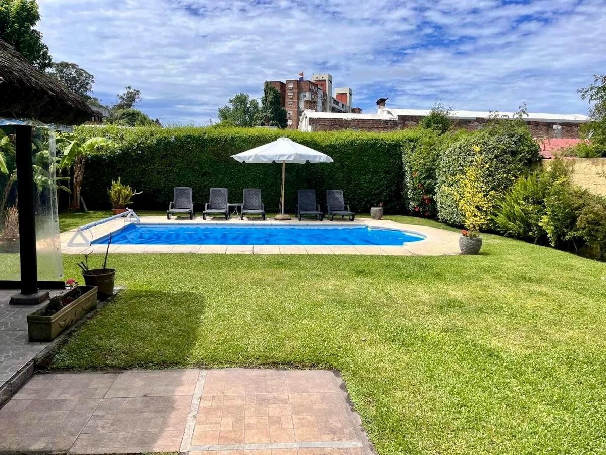 Casa ID.4588 - Venta Casa 5 Dormitorios Malvin con Piscina Barbacoa y Garaje